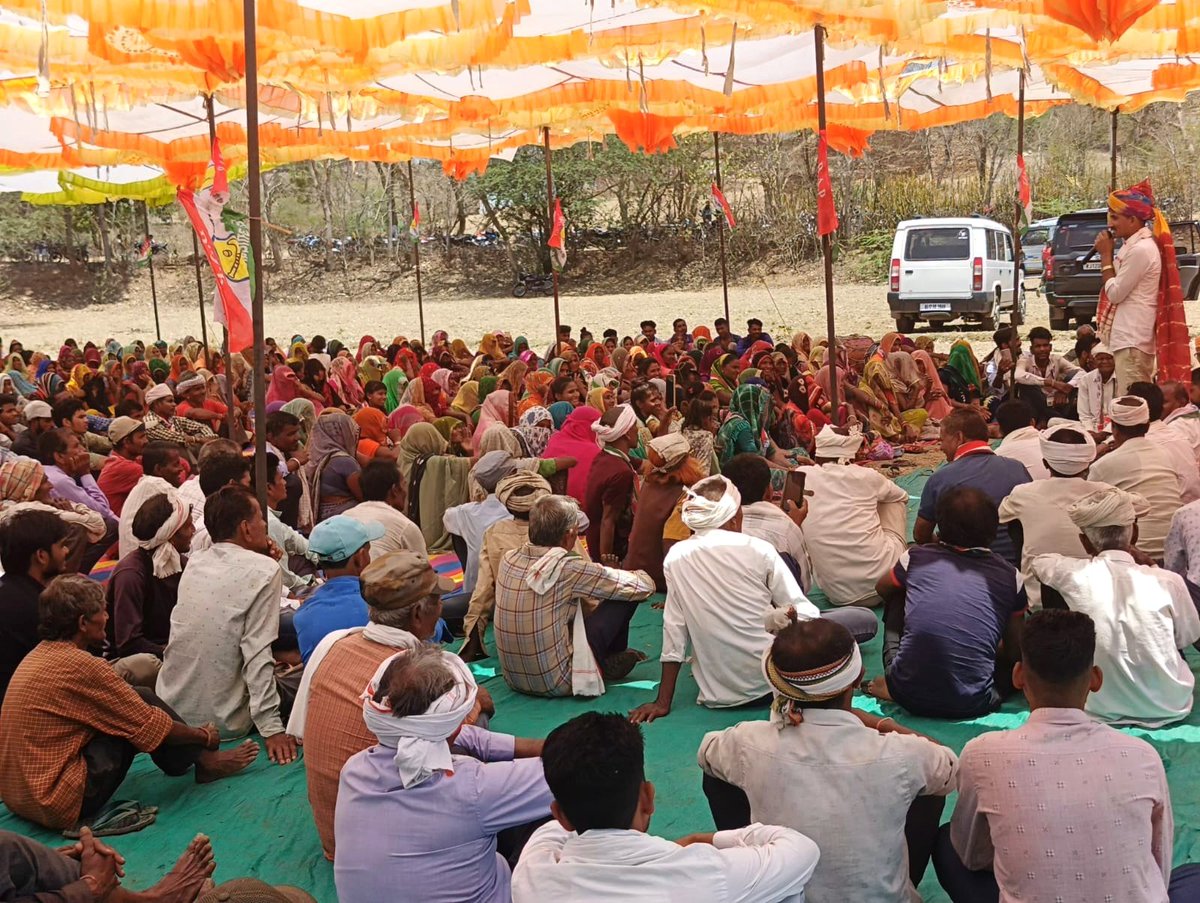 आज डूंगरपुर ब्लॉक में क्षेत्रीय जनसम्पर्क कार्यक्रम में कांग्रेस-बीजेपी के कार्यकर्ताओं ने BAP की सदस्यता ग्रहण की। यकीनन BAP की जीत निश्चित है। (4️⃣👉🏻🏑)