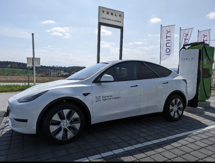 News:
The second @Tesla self-serve test drive location has opened in Upper Austria!🇦🇹Since the beginning of April, a Model Y has been available for 'touchless' test drives at the Tesla Superchargers in Meggenhofen/Trappenhof. 
Simply scan the QR code, book a test drive, download…