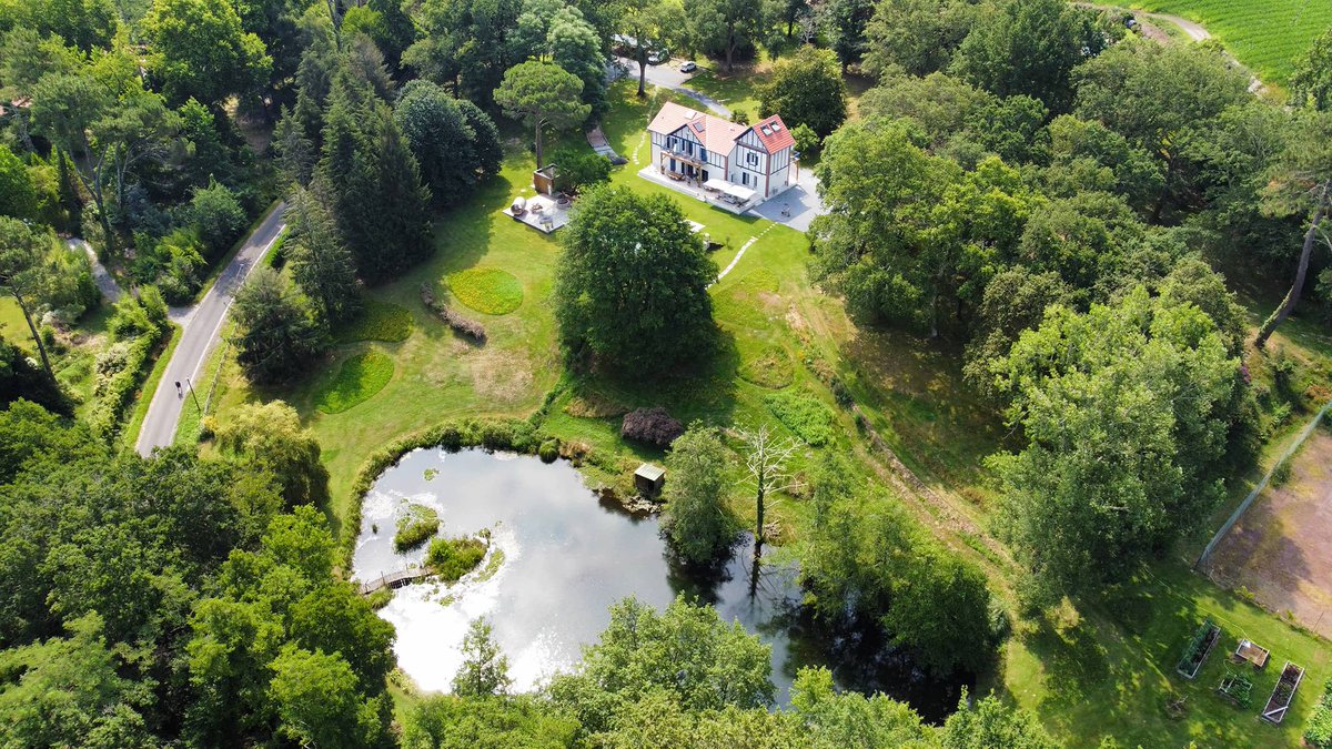 Dans les Landes, à Soustons, le Domaine Baruteau propose 5 chambres d'hôtes de charme, un jacuzzi, un sauna, une piscine et une table d'hôtes gourmande.

sudissimo.com/maison-d-hote/…

#landes <a href="/Les_Landes/">Les Landes</a> #soustons #chambresdhotes