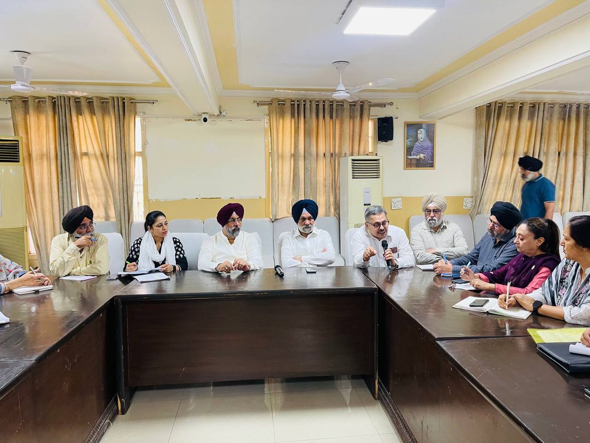 hskalka's tweet photo. It was a fruitful meeting with the Principals of GHPS (all branches of Delhi) to discuss day-to-day working of the schools, education policy etc.
Glimpses...
#GHPS #schools #education #DSGMC https://t.co/gqWwa5JoRm