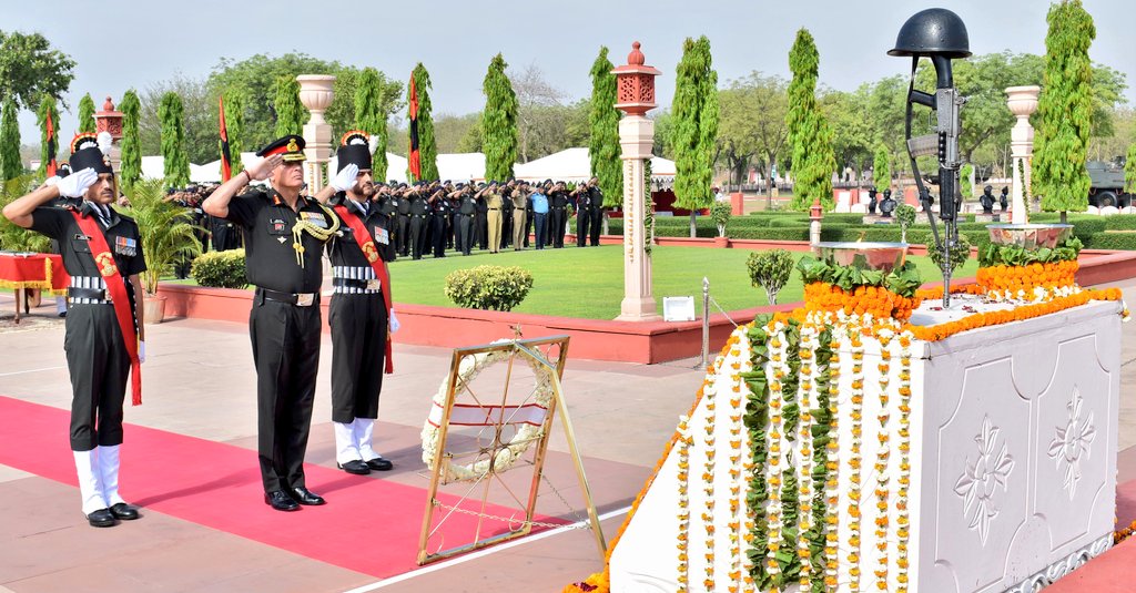 SWComd_IA's tweet photo. 'सर्वदा विजय भवा'
#LtGenDhirajSeth #ArmyCdrSWC, felicitated all ranks, Veterans, Civil Defence employees & families on the occasion of 20th Raising Day of #SaptaShaktiCommand. He laid a wreath at Prerna Sthal and paid homage to #gallant heroes who made the supreme sacrifice in the line of duty. He also commended all ranks for their steadfastness and devotion to duty.
#IndianArmy
#OnPathToTransformation
#IndianArmedForces
#Bravehearts
@DIAV20
@KSBSectt
@HQ_IDS_India
@adgpi