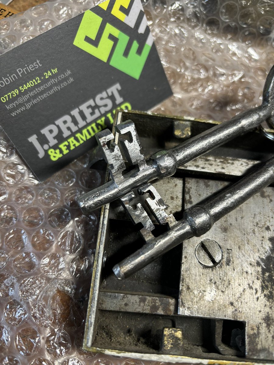 jasonpriestOUFC's tweet photo. That was a hard few hours this morning to get the second key doneโฆ all ready to go and fit
#locksmith #locks #keys #historiclocks #periodproperties https://t.co/HU3Ularu6J
