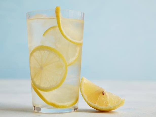Normalize squeezing lemon juice into your drinking water. -It contains citrate which lowers the rate of kidney stones. -It prevents helps the body eliminates uric acid and prevents gouts. -It aids digestion. -Contains natural vitamin C. -Help make weight loss easier.