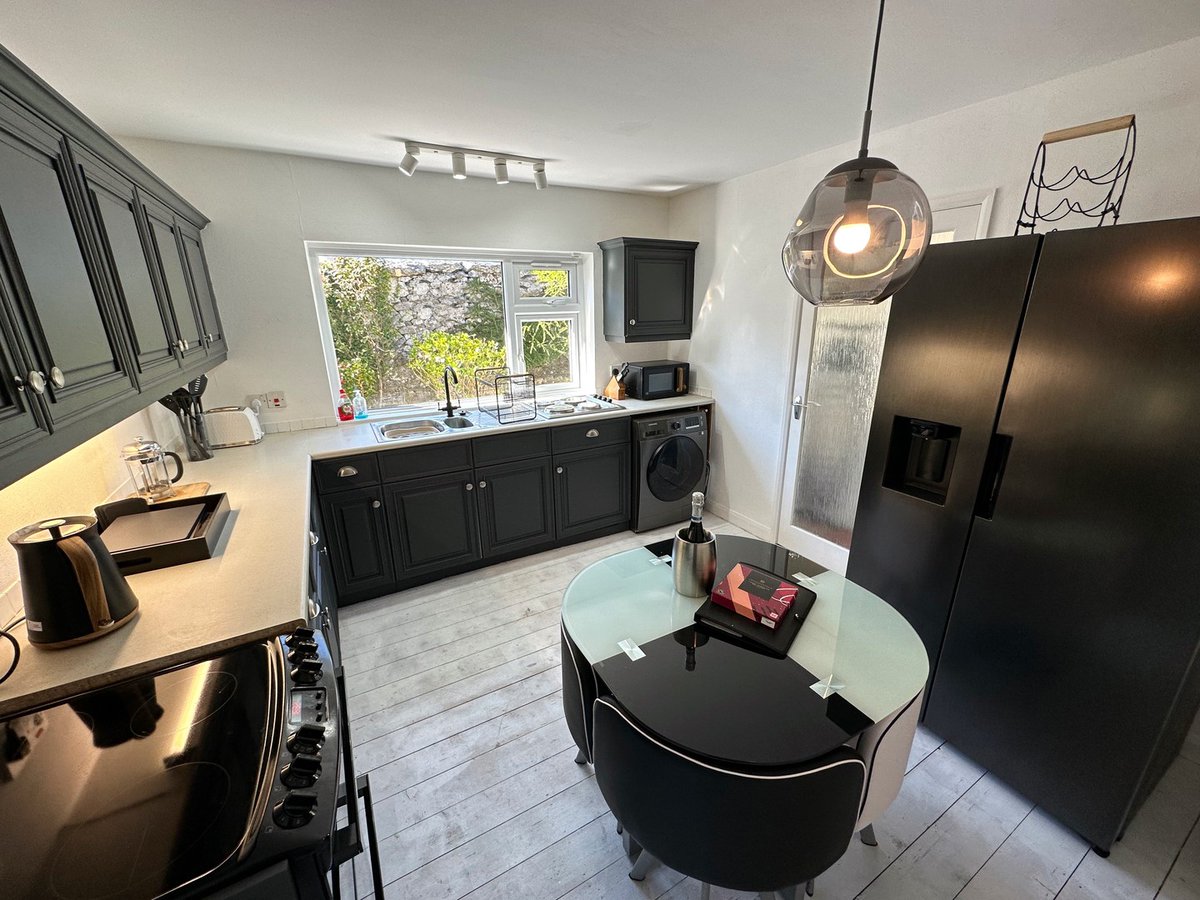 Our kitchen/diner at Cragg View is looking super cool with everything you could need for a fab break on the 'Lakeland Riviera' 🇬🇧 including a new washer/dryer, huge American-style fridge freezer and even two hobs! #grangeoversands #accommodation #interiordesign #airbnb #vrbo