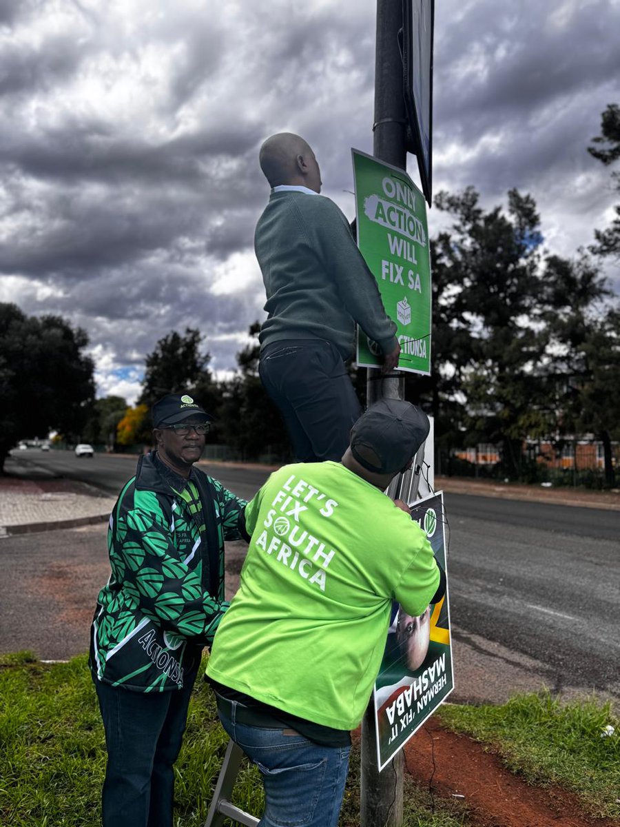 President @HermanMashaba painting the streets of Kimberley green. #LetsFixSouthAfrica #OnlyActionWillFixSA 🇿🇦