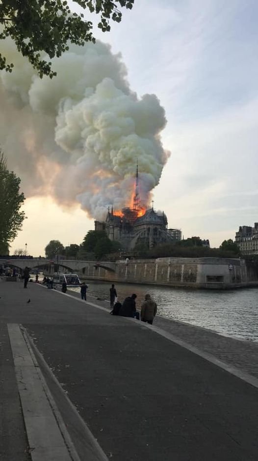 DominguezArjona's tweet photo. 15/4/2019 #TaldiaComoHoy a las 19h 20 m aquel Lunes Santo mientras en #Sevilla veíamos las cofradías por la carrera oficial, Notre Dame de Paris ardía en llamas . Triste recuerdo #NotreDame #Paris #IncendioNotreDame https://t.co/1S17nhHx2n