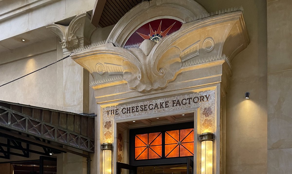 IshidaNobu's tweet photo. ティラミスチーズケーキ
テイクアウト
生クリームもついてる

#TheCheesecakeFactoryHonolulu https://t.co/5NwndAw9Cm