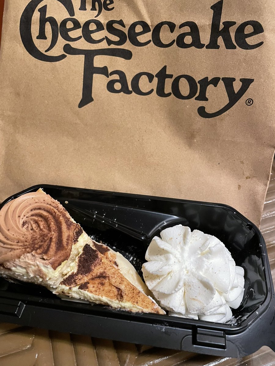 IshidaNobu's tweet photo. ティラミスチーズケーキ
テイクアウト
生クリームもついてる

#TheCheesecakeFactoryHonolulu https://t.co/5NwndAw9Cm