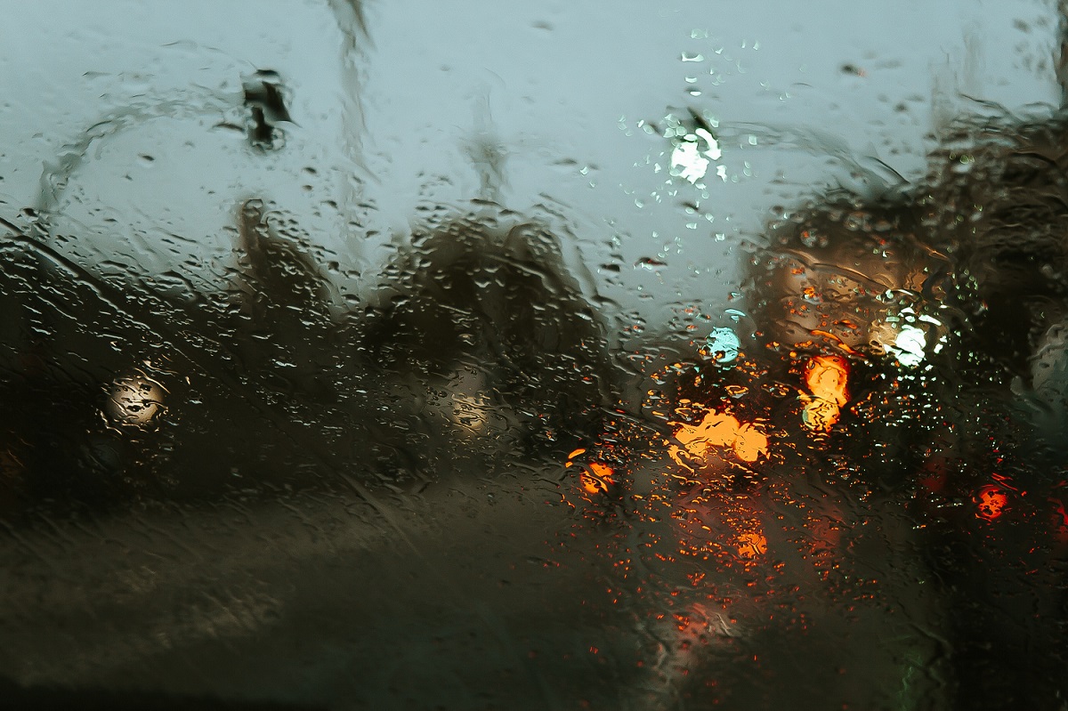 ❗Adjust your driving in high winds & stormy conditions by slowing down & being very careful if passing high-sided vehicles on exposed routes. 🌧️If heavy downpours are expected, avoid starting your journey until it clears. 👉Visit: ow.ly/hqjA50PPCkY