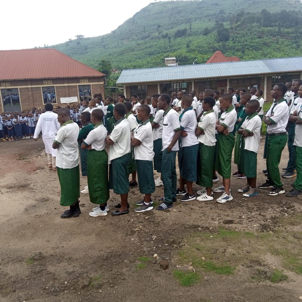 RubavuSector's tweet photo. #RubavuSector:
Kimwe nahandi hose mugihugu,Uyu munsi abanyeshuri mubyiciro binyuranye batangiye igihembwe cya gatatu cy'umwaka w'amashuri.
Dukomeje kwibutsa ababyeyi ko umwana wese ugeze igihe cyo kwiga agomba kwitabira ishuri.
#ImihigoIrakomeje https://t.co/Zogle68aR5
