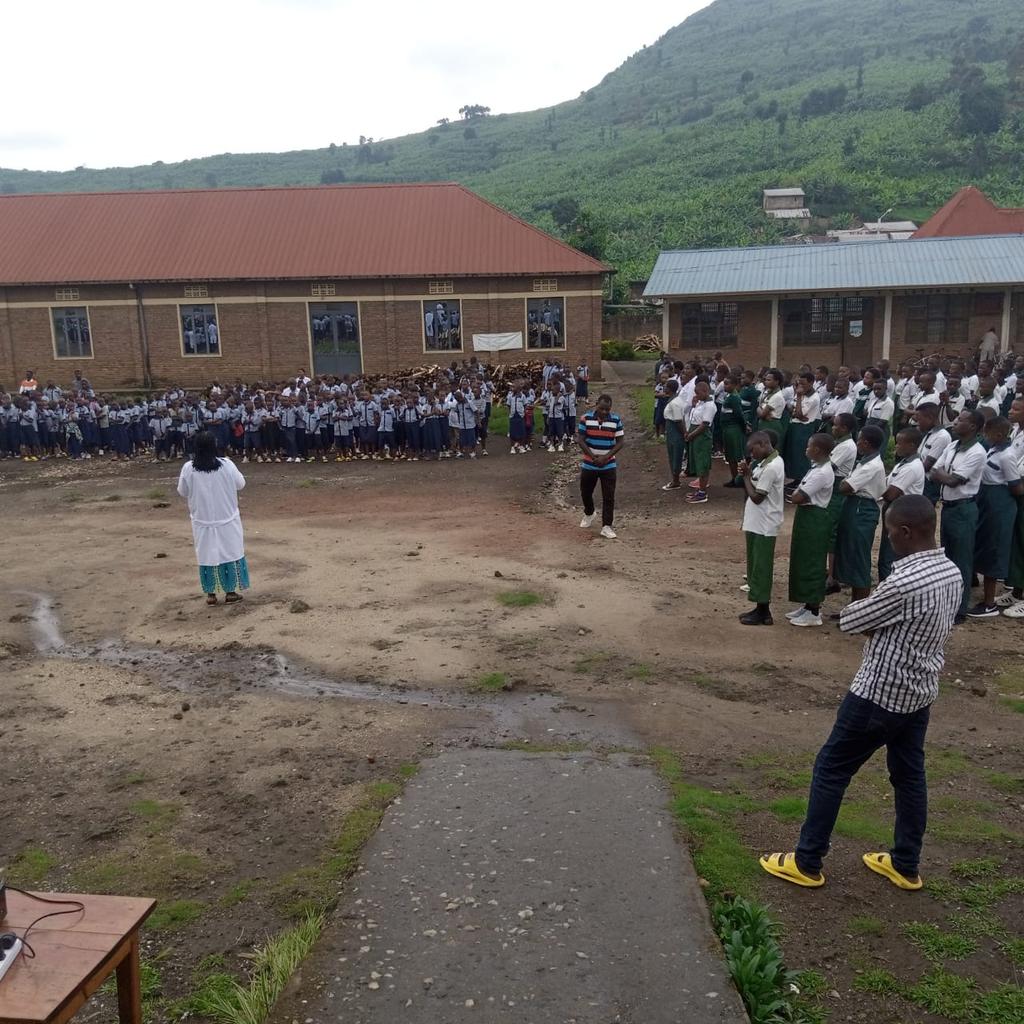 RubavuSector's tweet photo. #RubavuSector:
Kimwe nahandi hose mugihugu,Uyu munsi abanyeshuri mubyiciro binyuranye batangiye igihembwe cya gatatu cy'umwaka w'amashuri.
Dukomeje kwibutsa ababyeyi ko umwana wese ugeze igihe cyo kwiga agomba kwitabira ishuri.
#ImihigoIrakomeje https://t.co/Zogle68aR5