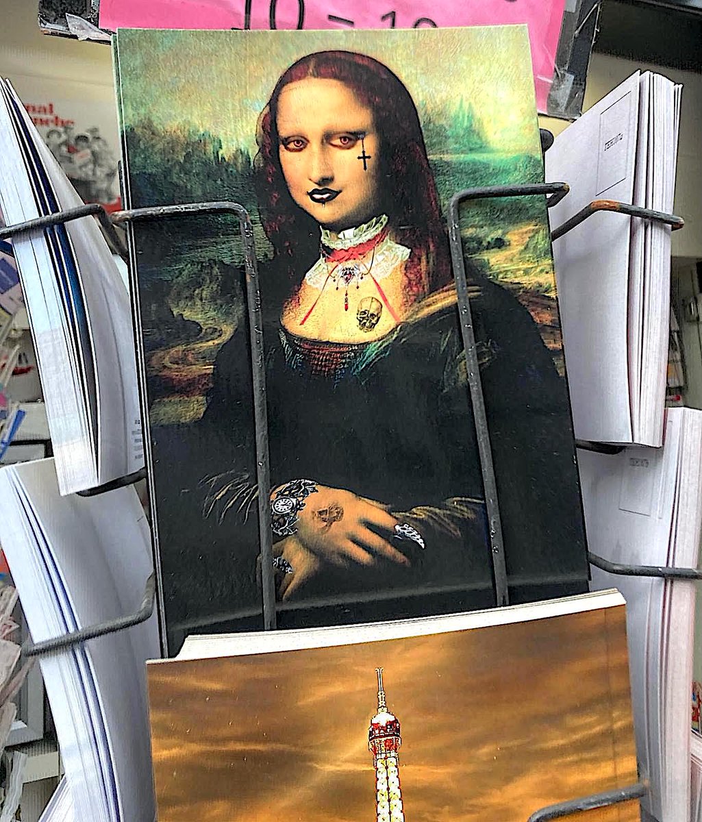 Mona Monday: a modern Mona as a postcard on the #ChampsÉlysées. #art #monalisa #paristourism #paris