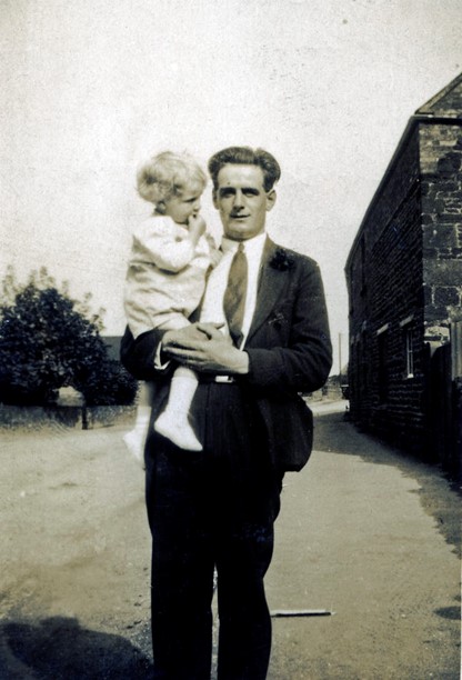 #WOODFORDHALSE #HISTORY - INFO APPEAL:

Hi Everyone,

Does anybody know who the child being held by Percy Ward in this 1935 photo taken in School Street is?

Group email: wharchivetrust@gmail.com

#Daventry #Northants #England #UK