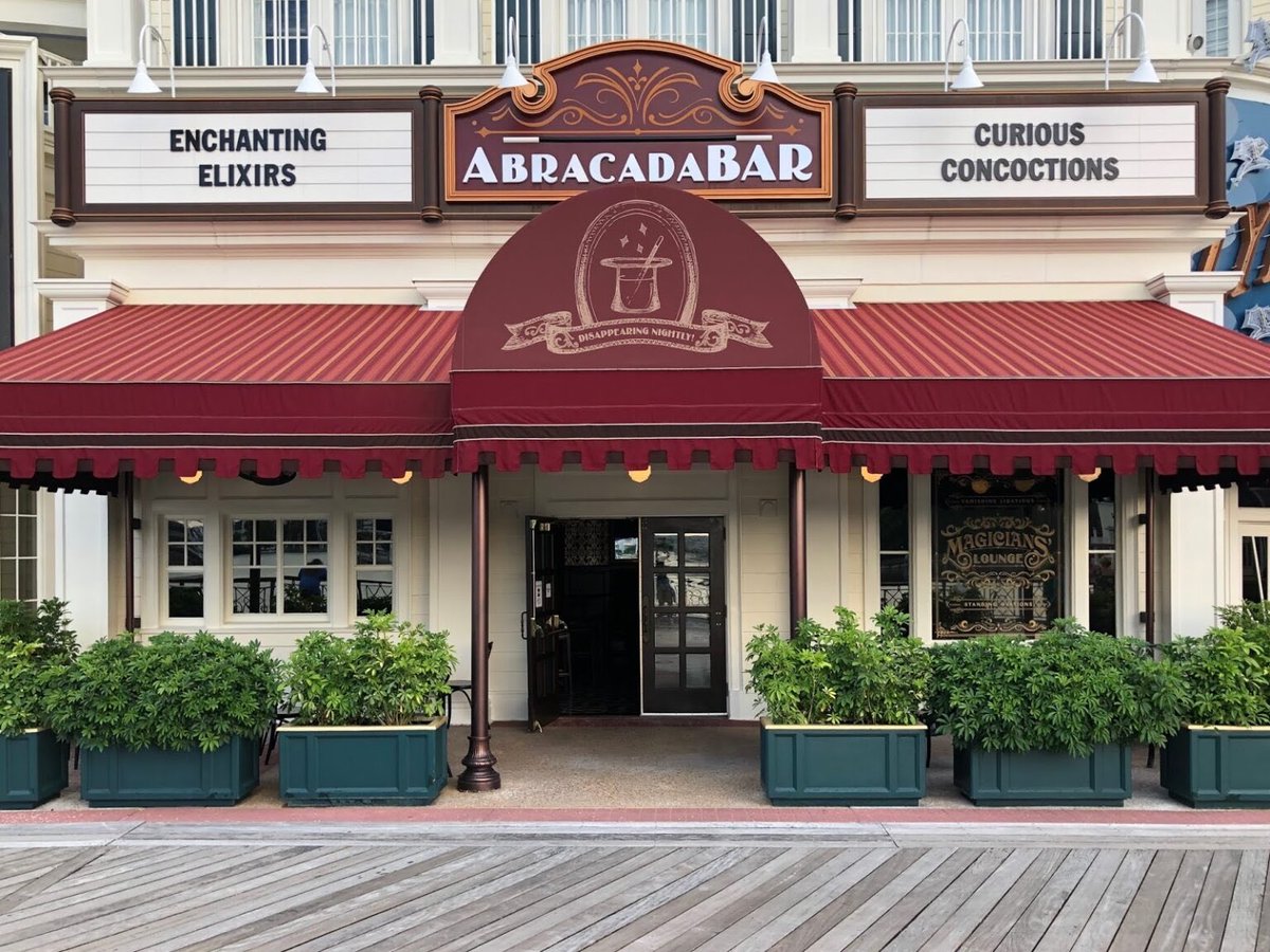 🎩 AbracadaBar, our second-ranked restaurant, offers pizzas and great cocktails. Prepare to experience new flavors 🍕✨ #disney #waltdisney