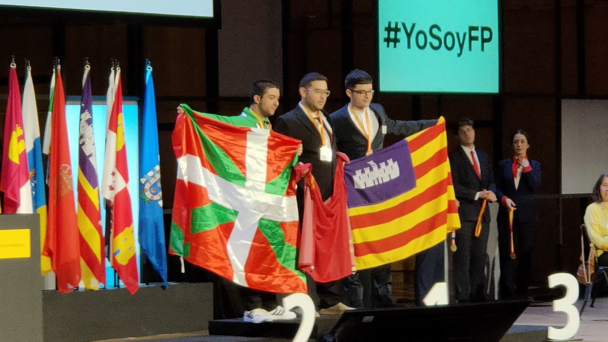 Y no solo un 3. puesto en @Spainskills_fp , Asier Fernández ha conseguido la medalla de plata🥈en la categoría Tic Administración de Sistemas en Red. ZORIONAK!