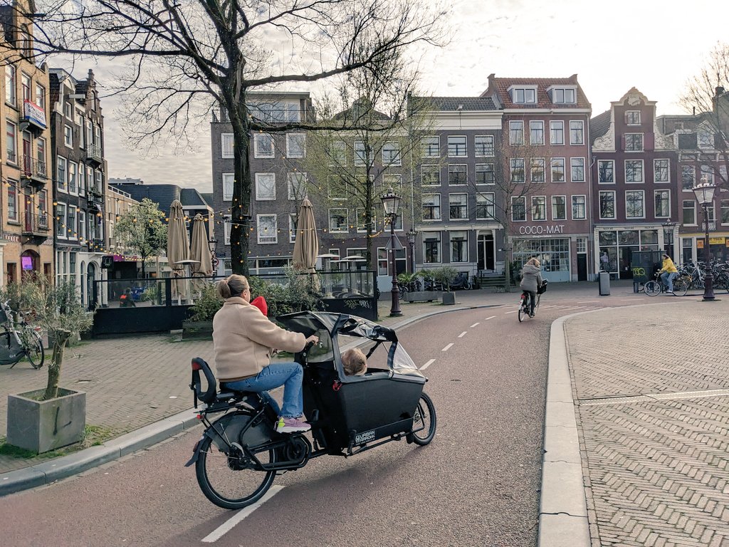 Hierzulande werden Lastenräder zum Feindbild stilisiert.. In den Niederlanden rollt man ihnen den roten Asphalt aus..! 🇳🇱❤️🚲

#Verkehrswende