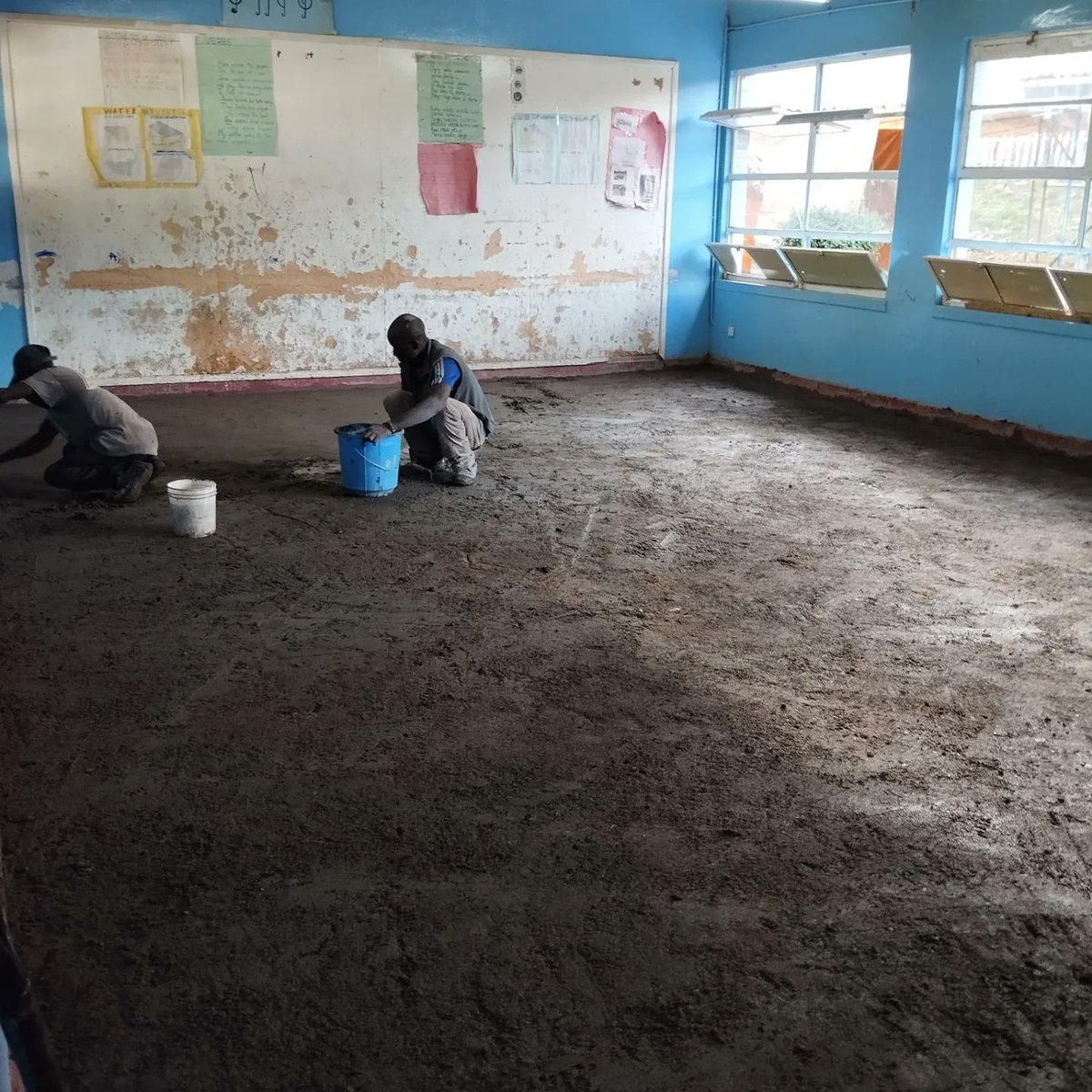 tylerrwayne's tweet photo. TLX Cohort 19 CBD 2 class project was a success 🥳. We repaired a class and painted their washrooms. Darasa fiti masomo bora. https://t.co/osvDVyBtu6