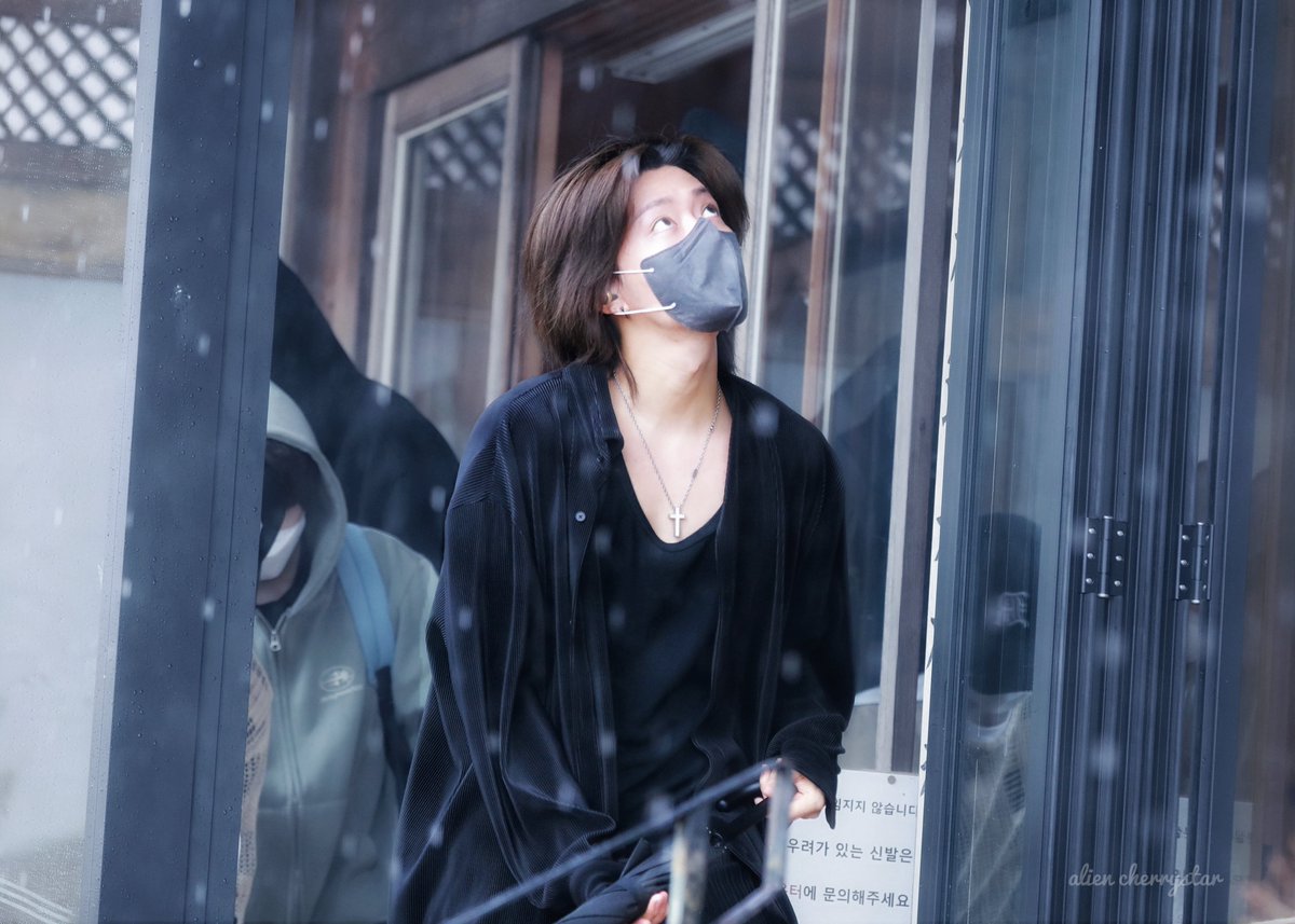 MY_MarkYu's tweet photo. 【240415】

☔️

#NCT127 #YUTA #유타 #中本悠太 #ユウタ #NCT #YUTAxLouisVuitton #LouisVuittonxYUTA https://t.co/I6WlRhTlwP