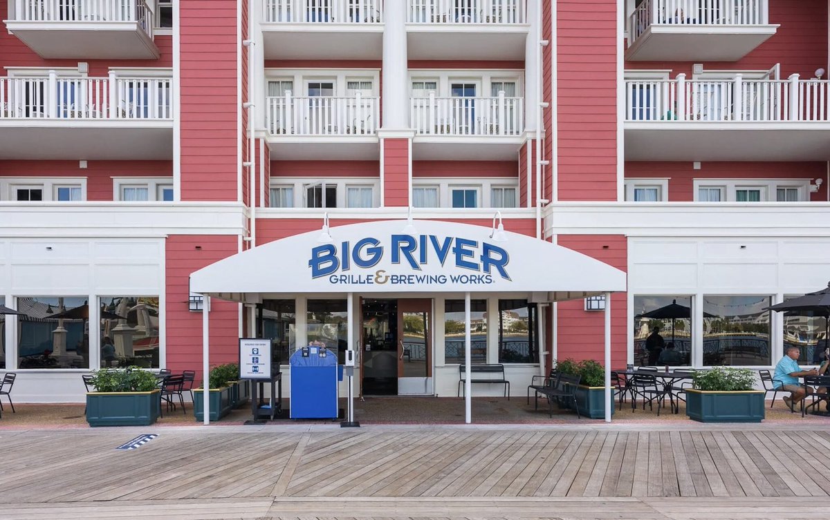 Big River Grille & Brewing Works, our eighth-ranked restaurant, offers classic pub grub and craft beer. A casual spot with flavorful twists! 🍔🍺 #disney #waltdisney