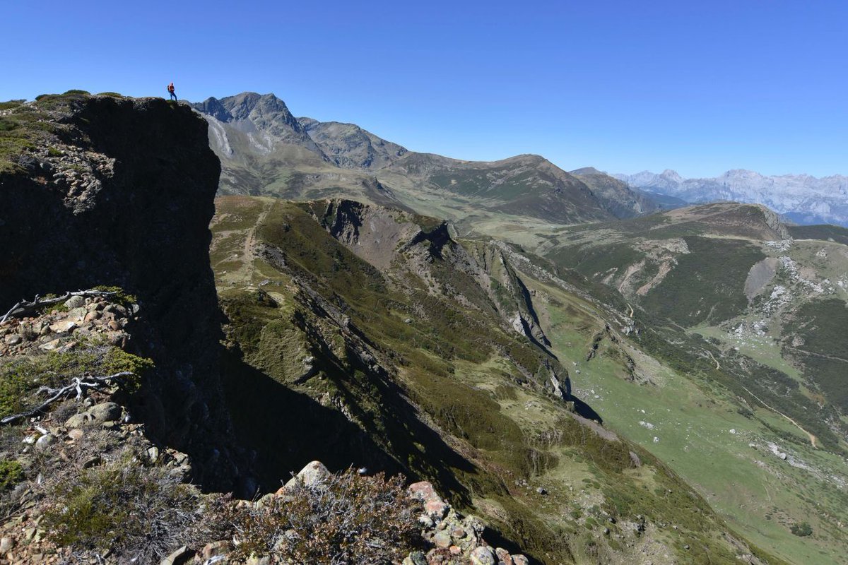 ¿Estás buscando uno de esos rincones menos populares y concurridos? El ascenso a Peña Quebrada es la oportunidad perfecta. Aunque no sea una de las 'famosas', esta joya escondida ofrece vistas increíbles de #ValledeLiébana y los #PicosdeEuropa. 👉 desni.in/pquebrada