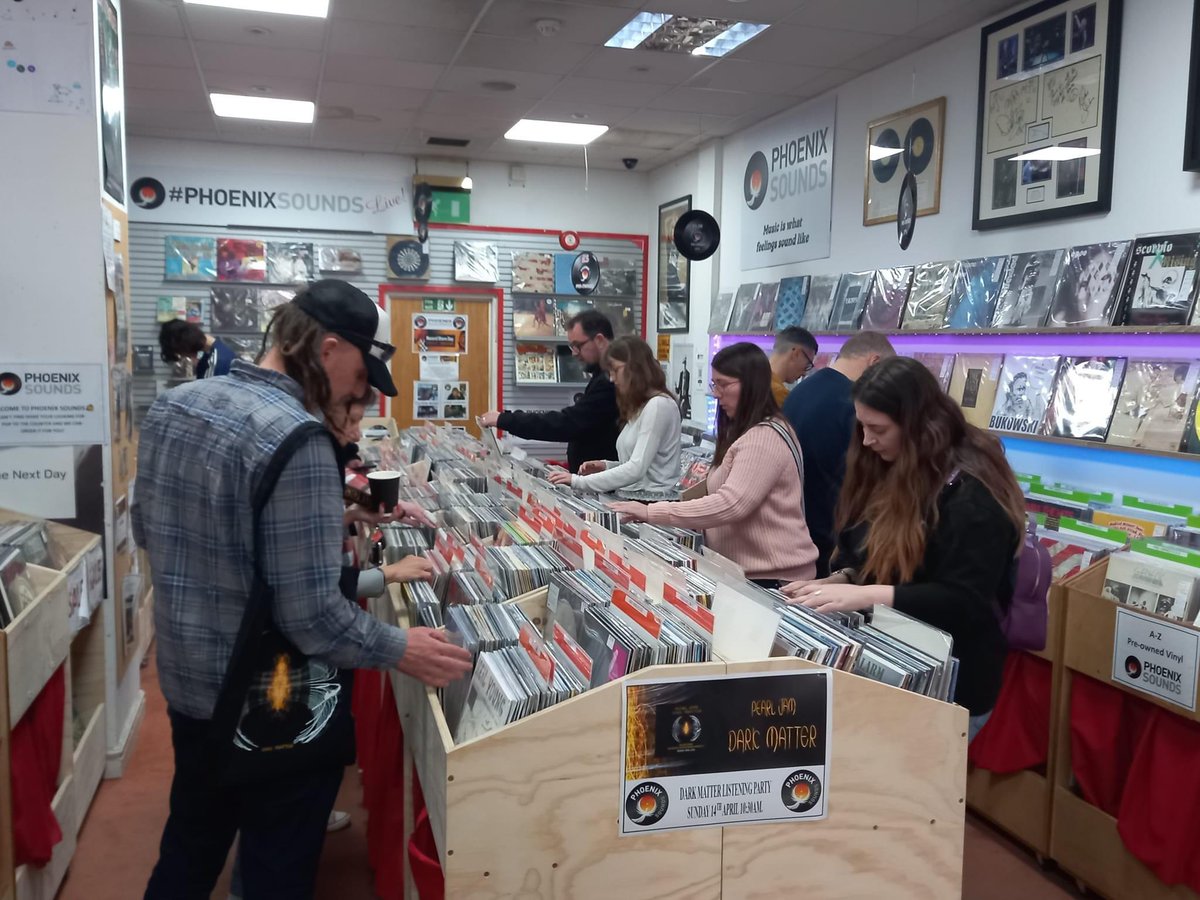 A great turnout for the Premier of ‘Dark Matter’ Pearl Jam’s new album. Out this coming Friday 🤘🤘 and what an awesome album 👏 👌 #pearljam #phoenixsounds #newtonabbot #independentrecordstore