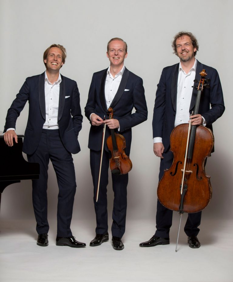 Gefeliciteerd aan Het Storioni Trio met het winnen van de Cultuurprijs van het @CultuurfondsNB! Bart van de Roer, Wouter Vossen en Marc Vossen zorgen al 25 jaar voor betoverende muziek. 🎶🏆 #StorioniTrio #CultuurprijsNB 👉 bit.ly/3w2rr5f