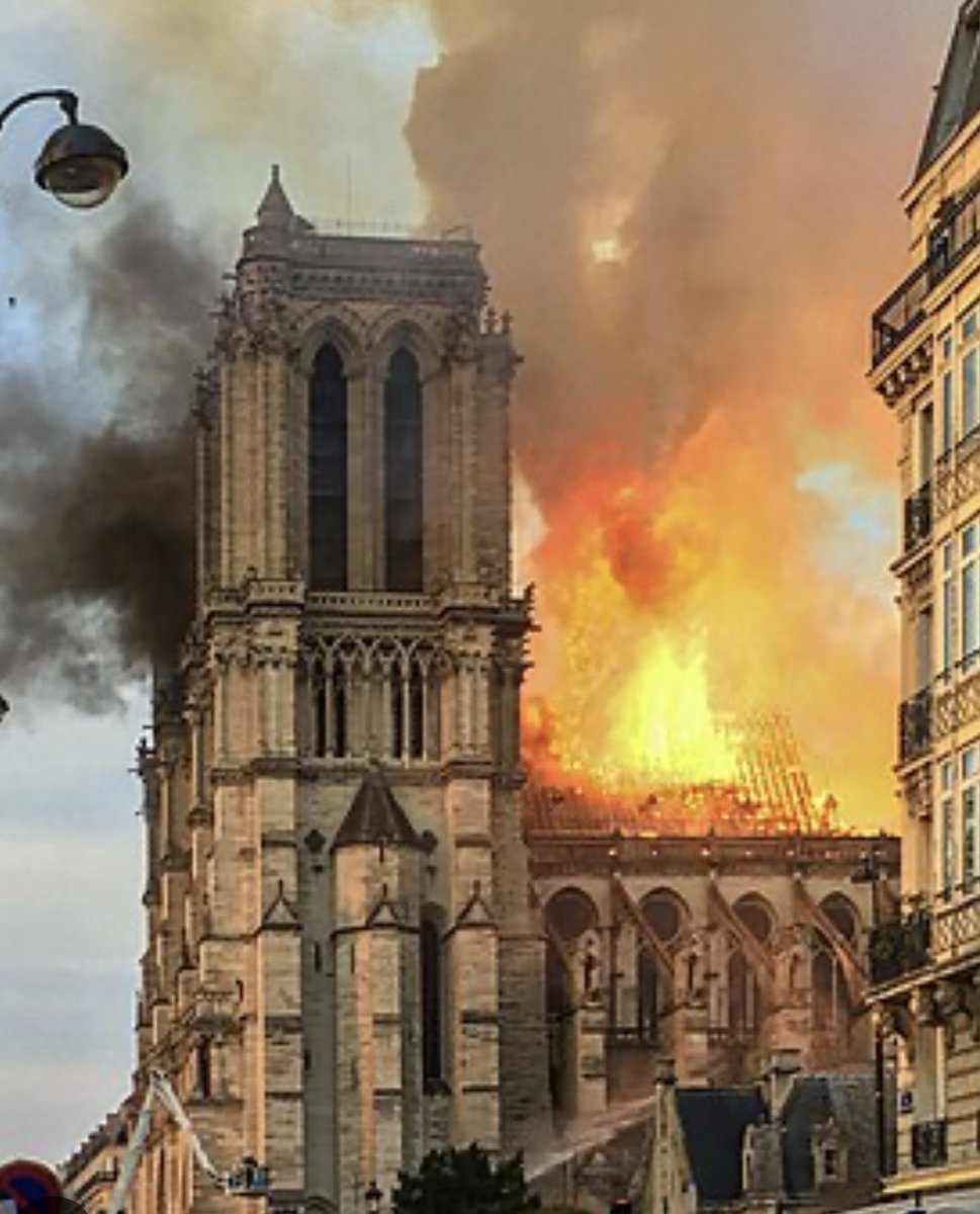 Il y a 5 ans jour pour jour Notre-Dame de Paris était en feu. ..🔥 Derrière les flammes, l’énigme.