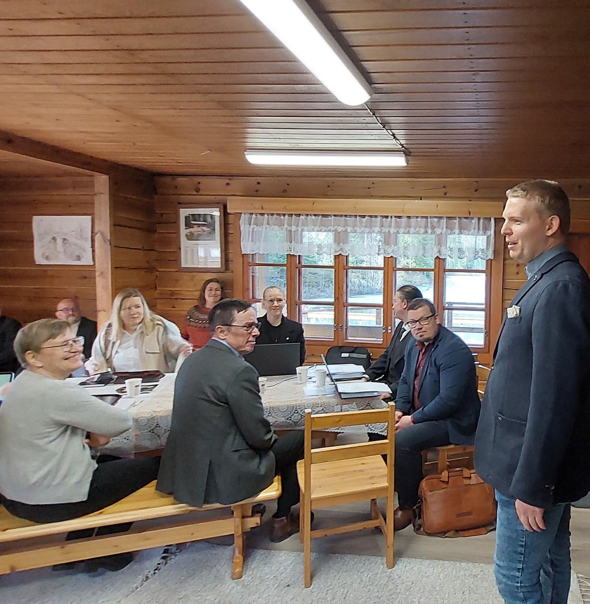 Minua lykästi ja pääsin kertomaan maakuntahallitukselle Ypäjästä. En voinut puheessani välttää elefanttia olohuoneessa, (tai tässä tapauksessa Tuottajain Tuvassa), eli OmaHämeen sotepäätöksiä. 

#Ypäjä #täyttälaukkaa #kyläyhdistys #maakuntahallitus #elinvoima #sote #yhteistyö