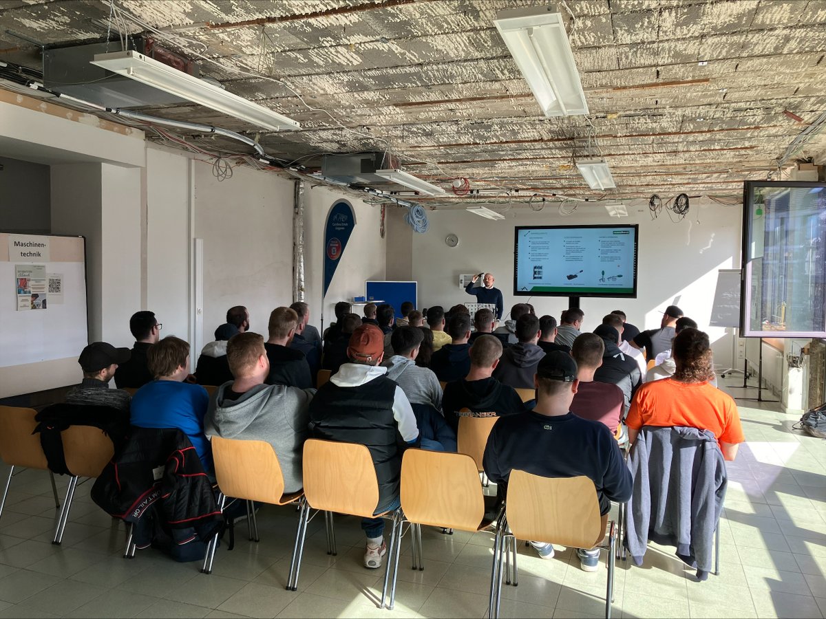 norelemuk's tweet photo. Last week we were at the Carl-Benz-Schule 🏢 in #Gaggenau with our #norelem #SHOWTRUCK 🚙. In addition to the #technical lecture on #jig and fixture construction, the #students were also able to familiarise themselves with the #products ⚙️ in our #norelem #SHOWTRUCK. https://t.co/iZfSPBKy4c