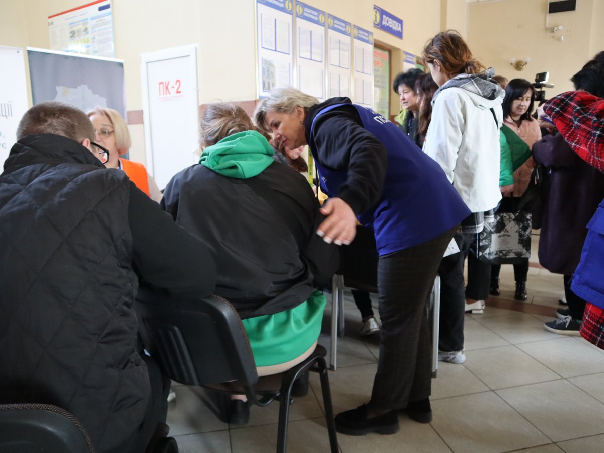 Another evacuation train from frontline Donetsk region, under constant Russian shelling, recently arrived in Rivne region in western 🇺🇦. UNHCR's partner @ROKADA_CF met the evacuees at the train station, providing psychosocial support, also to children & people w/ disabilities.