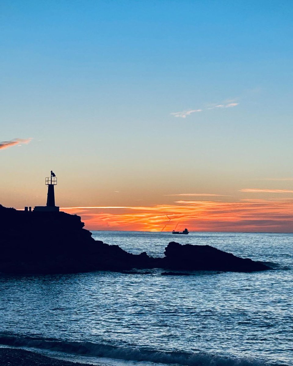 #Bondia! Contemplar les albades des de la Platja del Port Natural de l'estany de l'#AmetlladeMar és una experiència veritablement bonica. La pau, els colors suaus del cel i el murmuri del mar creen un ambient especial. 📸👉 Toni Torres #TerresdelEbre #CatalunyaExperience