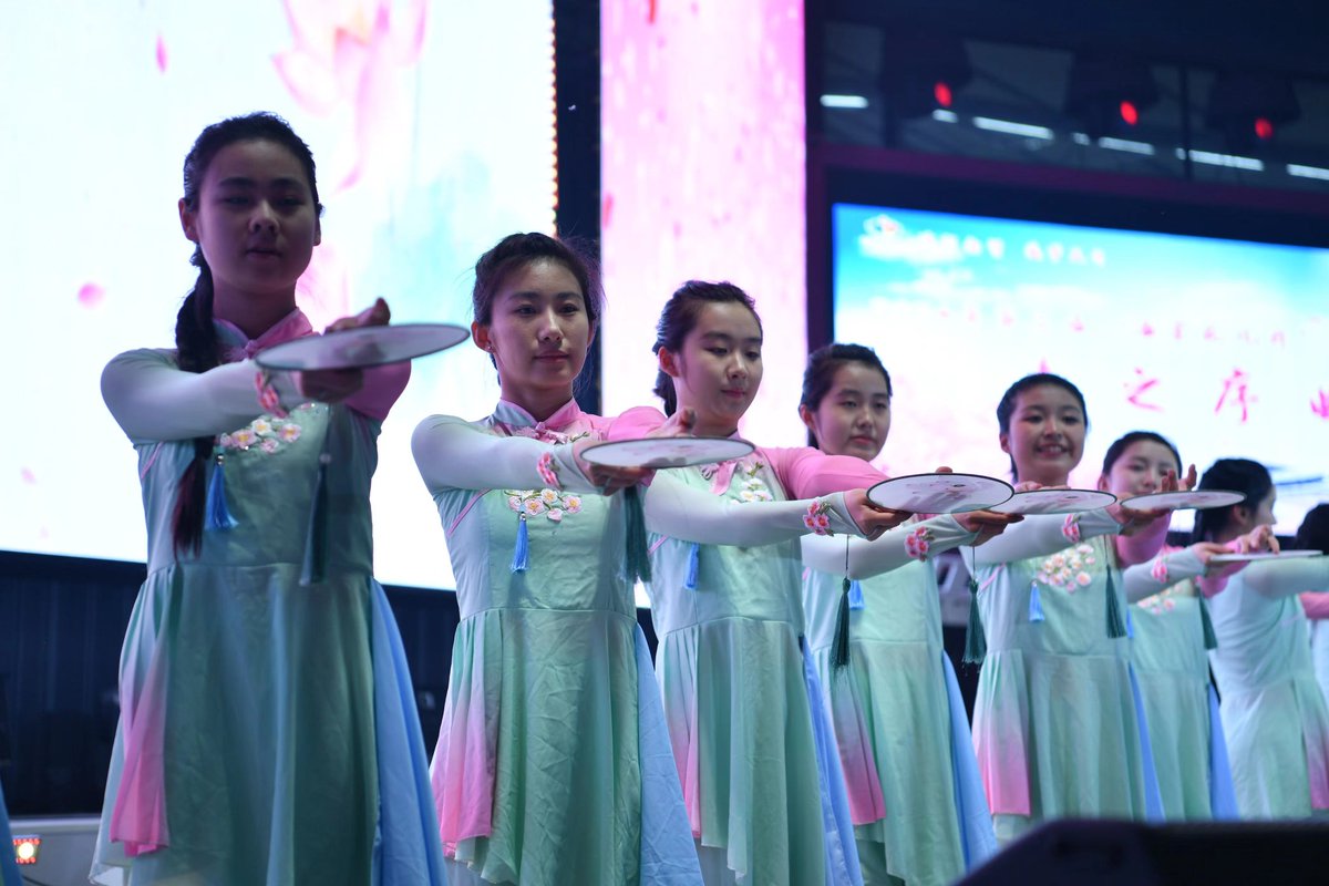 The third 'Begonias Blossom' Culture and Art Festival colleges and elegant art special show in the Green movement BOX vitality block cool debut, for the neon colorful Jinnan night.