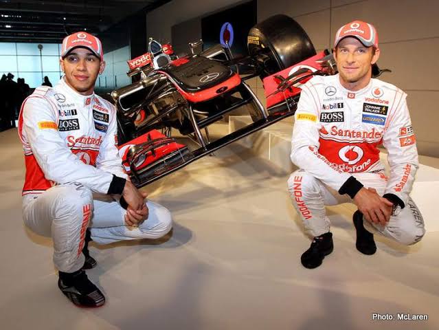 #F1 #Mclaren TAKIM İÇİ MÜCADELE Jenson #Button ve Lewis #Hamilton (Mclaren, 2010-12) 2010 yılında Mclaren iki şampiyon pilotla birlikte yarışma kararı alınca bütün gözler bu ikilinin üzerinde olmuştu. Beklentilerin aksine takım içerisinde açık bir şekilde iç savaş çıkmasa da
