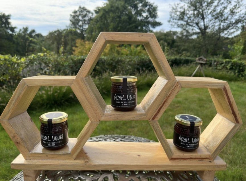 Nos Présentoirs pour notre miel Royal Ubuki 

#beekeeping #apiary #nativebeesrwanda #realhoney #rawhoney #rwandahoney