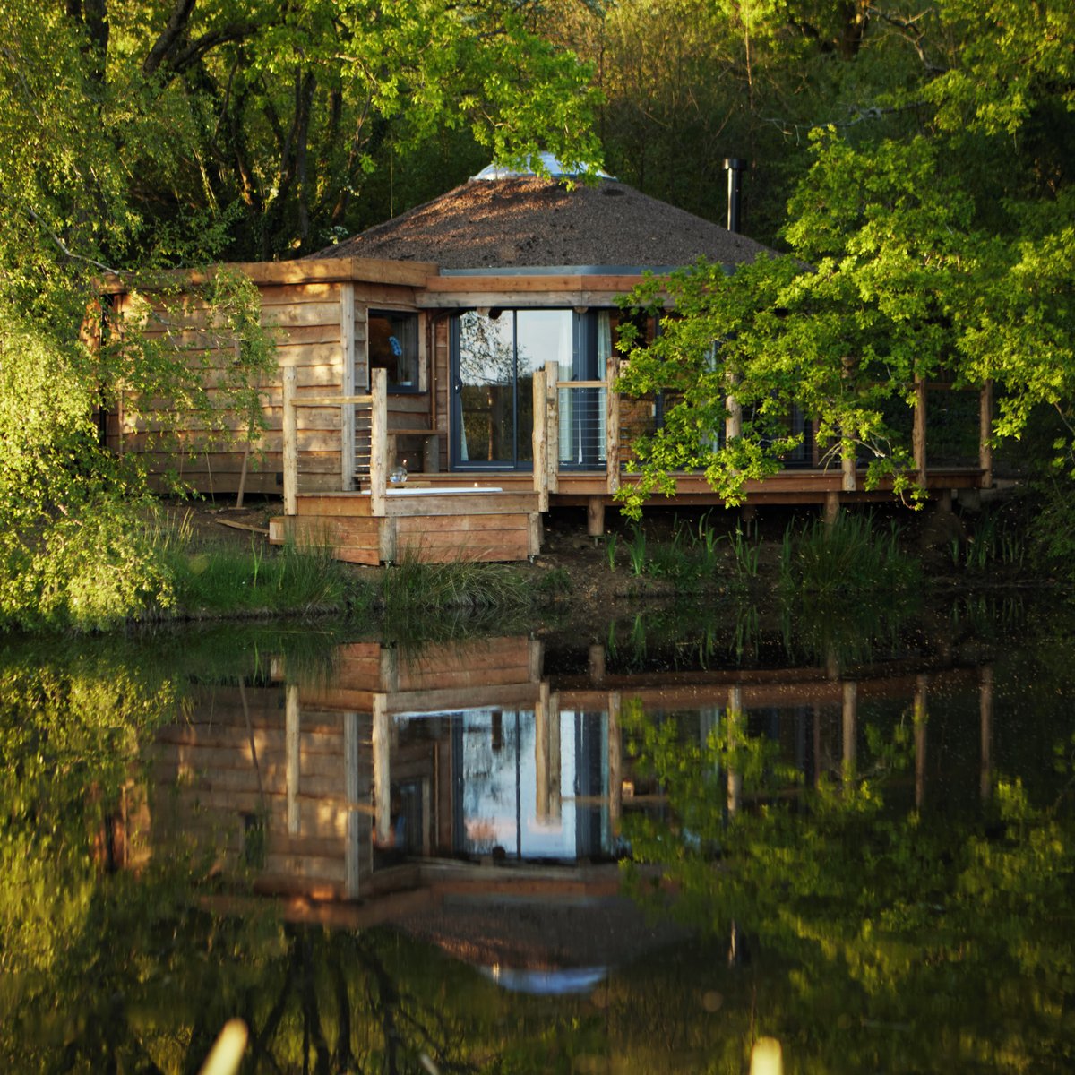 There's no better time to enjoy the great outdoors! For time away from the daily grind, take a leaf from Joanna Gregory's book and check into At the Pond, a beautiful cabin in Brewham, Somerset: thebespokeblackbook.com/a-charming-ret… #bespokeblackbook #cabinlife #somerset
