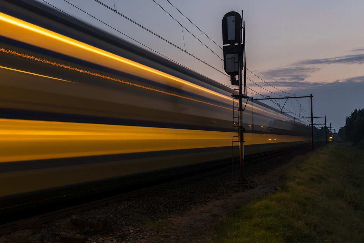 gemKampen's tweet photo. Door werkzaamheden aan het spoor rijden er van maandag 29 april tot en met donderdag 2 mei 4.00 uur geen treinen van de stations Kampen en Kampen Zuid naar Zwolle. De NS en Keolis zetten deze dagen pendelbussen in als vervangend vervoer: https://t.co/6jv5prBk0g https://t.co/hO44ijrnsC