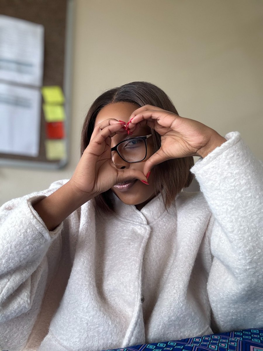 KeaKhutsoane's tweet photo. MyDesk: 
My lectures start this week, and I'm both excited and nervous. 
Looking forward to meeting my students and supervising. 

Wishing you all a productive week! 🖤 https://t.co/het9hStQkO