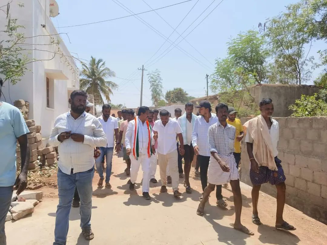Raghumurthy_INC's tweet photo. ಇಂದು ಚಳ್ಳಕೆರೆ ತಾಲ್ಲೂಕಿನ ಜುಂಜರಗುಂಟೆ  ಗ್ರಾಮದಲ್ಲಿ, ಚಿತ್ರದುರ್ಗ ಲೋಕಸಭಾ ಕ್ಷೇತ್ರದ ಅಭ್ಯರ್ಥಿಯಾದ ಶ್ರೀ ಬಿ.ಎನ್ ಚಂದ್ರಪ್ಪ ರವರ ಪರವಾಗಿ ಮತಯಾಚನೆ ಮಾಡಿದೆನು. https://t.co/HNEvjrVgXs