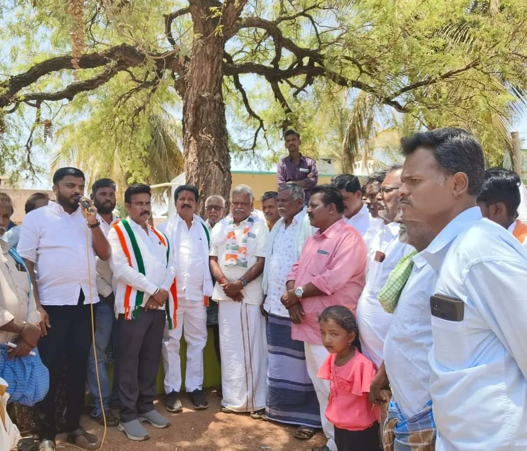 Raghumurthy_INC's tweet photo. ಇಂದು ಚಳ್ಳಕೆರೆ ತಾಲ್ಲೂಕಿನ ಜುಂಜರಗುಂಟೆ  ಗ್ರಾಮದಲ್ಲಿ, ಚಿತ್ರದುರ್ಗ ಲೋಕಸಭಾ ಕ್ಷೇತ್ರದ ಅಭ್ಯರ್ಥಿಯಾದ ಶ್ರೀ ಬಿ.ಎನ್ ಚಂದ್ರಪ್ಪ ರವರ ಪರವಾಗಿ ಮತಯಾಚನೆ ಮಾಡಿದೆನು. https://t.co/HNEvjrVgXs