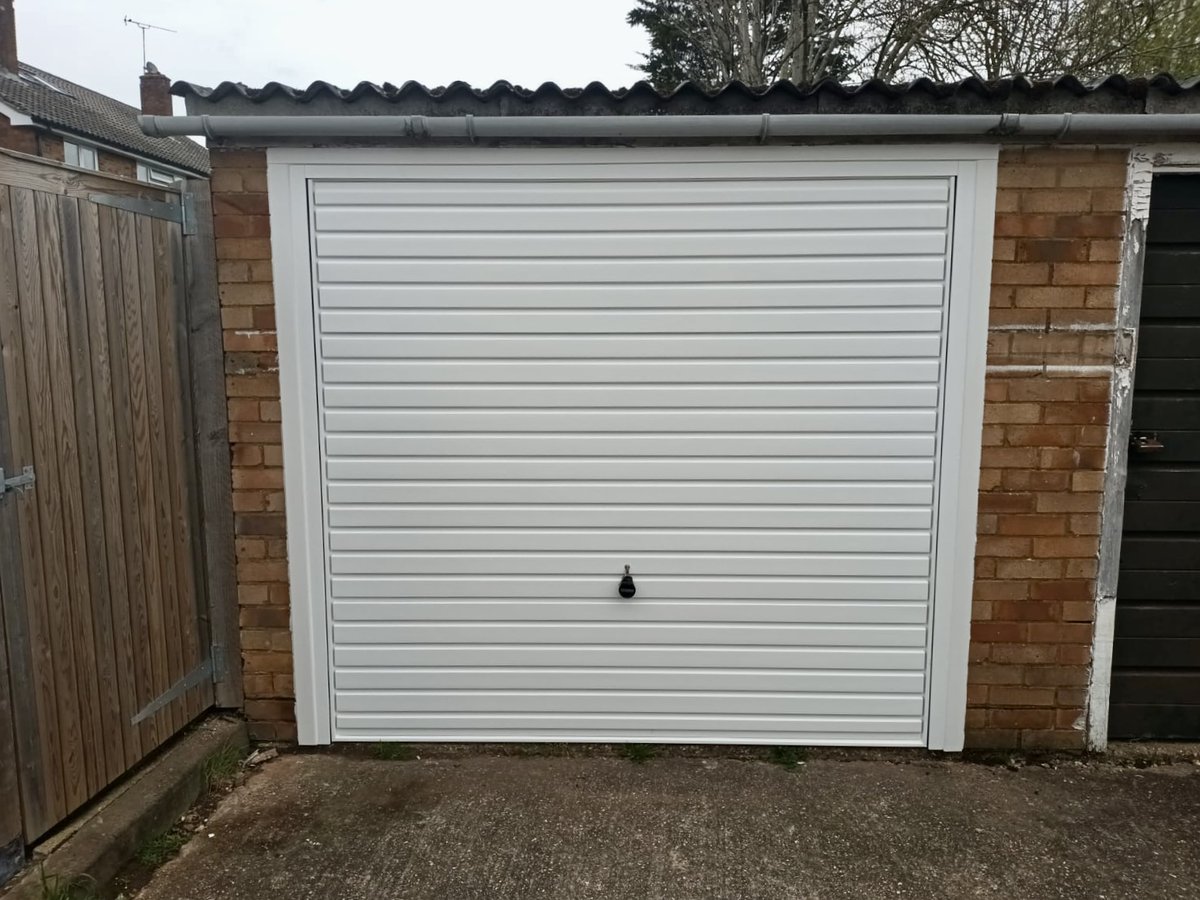 WessexGarageDrs's tweet photo. This garage in Epsom is today's #mondaymakeover
We have installed a steel @garadoruk 'Horizon' horizontally ribbed up and over #garagedoor and matching steel frame.
Our customer opted for both the door and frame to be white and we finished the look with white PVC trim. https://t.co/PSWTSeXKdl