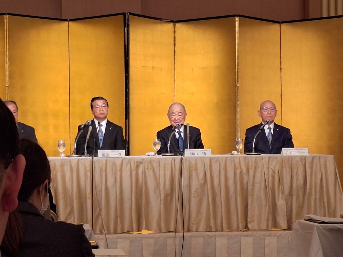 アークスの社長交代会見中です。横山社長が代表権のある会長CEOに、猫宮ラルズ社長が、アークス社長COOに昇格します。正式には5月末の株主総会で決まります。