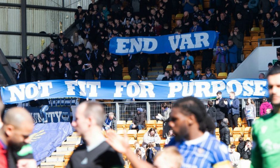 St Johnstone fan group Fair City Unity join up with Aberdeen supporters in ‘end VAR’ protest dlvr.it/T5WRgl