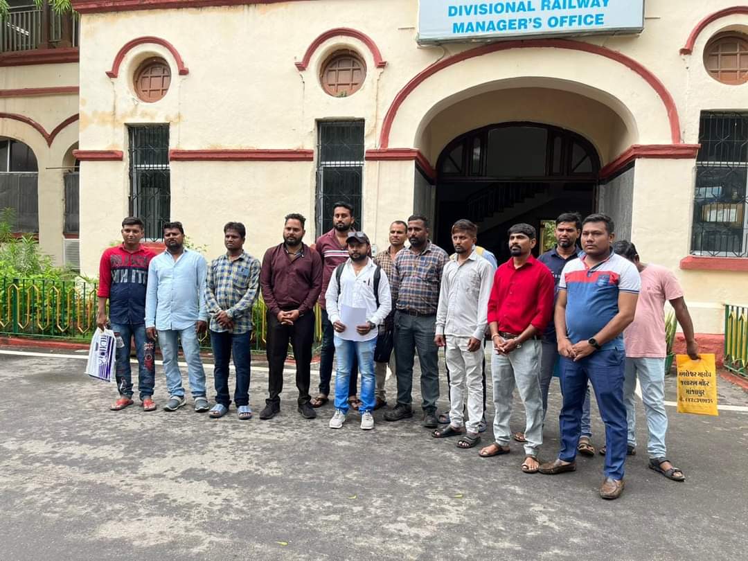 harshso49813048's tweet photo. भारत देश के सभी रेल एक्ट अप्रेंटिस हम सभी हमारा परिवार किसी को भी वोट नहीं देंगे जब तक हमारे रेल अप्रेंटिस भाइयों को रेलवे में समायोजन का आदेश नहीं जारी करत��� है तब तक हम किसी को भी वोट नहीं देंगे
@AshwiniVaishnaw 
@RailMinIndia 
@narendramodi 
@aajtak 
@ccaa https://t.co/q7wXyAbnAe