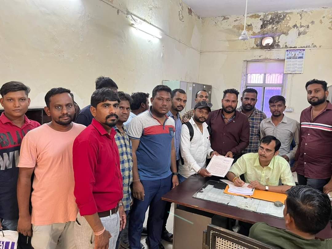 harshso49813048's tweet photo. भारत देश के सभी रेल एक्ट अप्रेंटिस हम सभी हमारा परिवार किसी को भी वोट नहीं देंगे जब तक हमारे रेल अप्रेंटिस भाइयों को रेलवे में समायोजन का आदेश नहीं जारी करत��� है तब तक हम किसी को भी वोट नहीं देंगे
@AshwiniVaishnaw 
@RailMinIndia 
@narendramodi 
@aajtak 
@ccaa https://t.co/q7wXyAbnAe