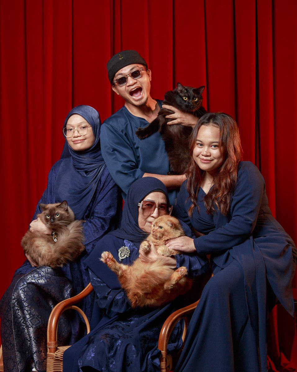 2DayStudio_co's tweet photo. Raya Portraiture with cats! 😍 https://t.co/bxdkVHU5Ay