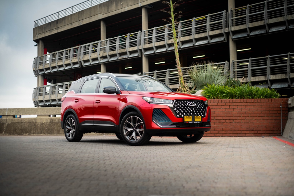 Say hello to the most handsomely equipped iteration of Chery's middle child offering 😎 Considering this comes in R167 000 more than the entry-level 1.5T Distinction model, would this be your pick of the bunch? 😎 Find your next on CARmag now!