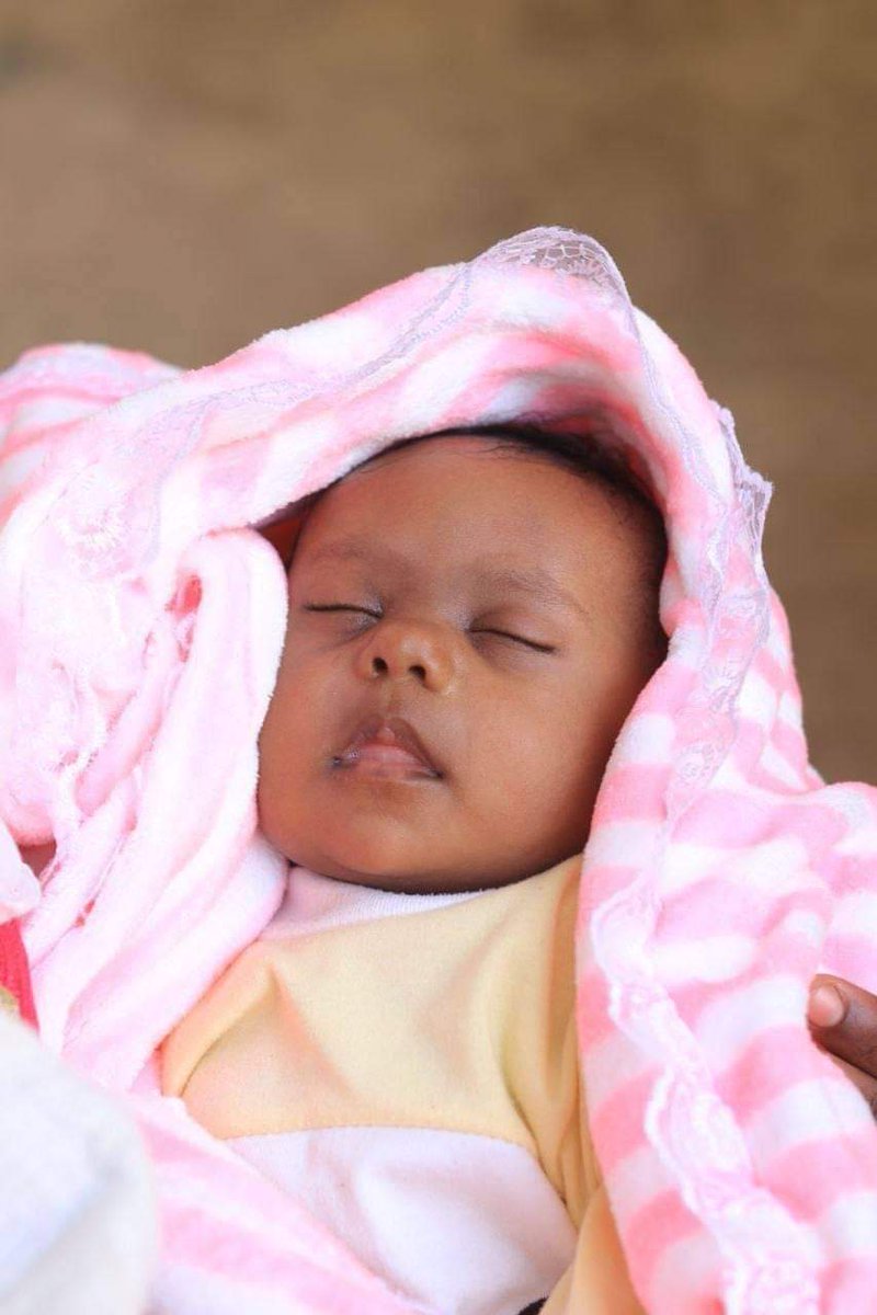 MuleFeTg's tweet photo. " ከውጭ ሀገር መድሀኒት ልትልኩልን ለምትችሉ ወገኖች የቀረበ ጥሪ

ይህች የምትመለከቷት የ 9 ወር ህፃን እፁብድንቅ አቤል ትባላለች።
እድሜ ለልብ ህሙማን መርጃ ማዕከልና በማዕከሉ ያሉ ሃኪሞች ከጥቂት ሳምንታት በፊት ሁለት ቦታ   ላይ የነበረውን የልብ ክፍተት ችግር ለ 6 ሰዓታት በቆየ እልህ አስጨራሽ ህክምና ያስተካከሉላት ሲሆን ነገር ግን የልብ ህመሙ በሳንባዋ ላይ  የጎንዩሽ  ጉዳት አስከትሏል ። ለዚህ ህመም መዳኛ ይሆን ዘንድ ከዚህ በታች ያለው መድሃኒት በሃገር ውስጥ ሊገኝ ባለመቻሉ የልጃችን ሕይወት አደጋ ላይ  ወድቋል። 

ስለሆነም በውጭ ሃገር የምትገኙ ወገኖች መድሃኒቱን በምታገኙት መልኩ በመላክ የልጃችንን ሕይወት ትታደጉልን ዘንድ በፈጣሪ ስም እንጠይቃለን።

#በ0911035040 አቤል አበራ ( አባቷን ) ን ማግኘት ይቻላል። "