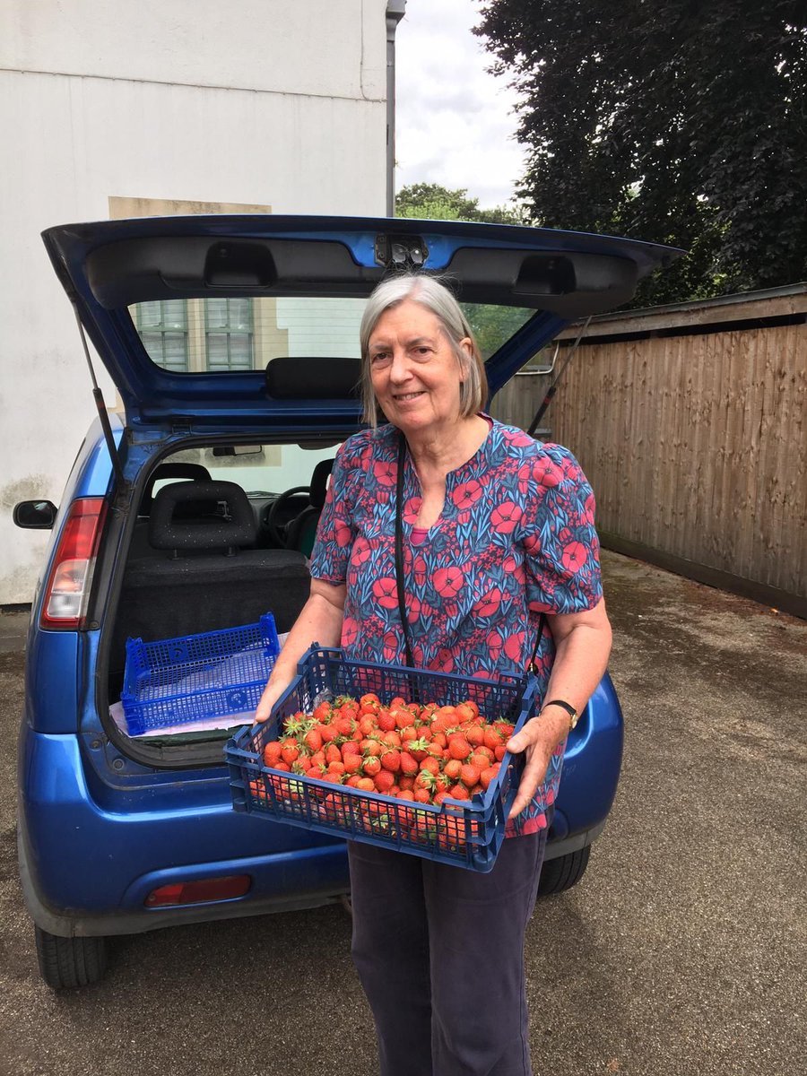 Do you own an allotment and have any surplus veg you would be willing to donate to us on a regular basis? Or could you subscribe to a weekly veg box for us? Alternatively, could purchase some veg for us to put in our food parcels? buff.ly/2QsfhZ1