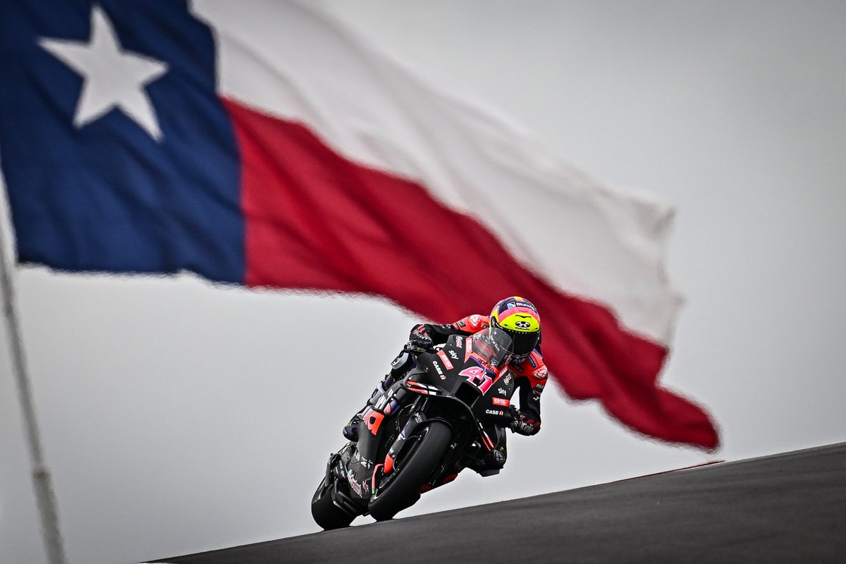 Piaggio_Group's tweet image. 🥇Maverick Viñales goes down in history along with #Aprilia, winning #AmericasGP 🇺🇸 and giving the manufacturer from #Noale victory number 298 in its @MotoGP #Racing history.
🔥Read the news: aprilia.com/en_EN/aprilia-…
#PiaggioGroup @Aprilia_Official #ApriliaRacing