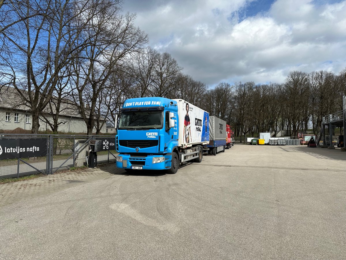 kurkaspars's tweet photo. Klau, @RigasDome, mēs pareizi saprotam, ka pagaidām šajā Grīziņkalna parka daļā arī apkaimes iedzīvotājiem ir pieejams bezmaksas stāvlaukums? Zīmes atļauj, rekur ar "Ghetto games" simboliku izrotātās automašīnas arī stāv… Īpašumu departaments arī, acīmredzot, problēmu nesaskata. https://t.co/KgHGm8JPSd